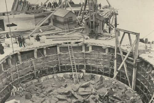 Photo | Black & white photo of the Construction of the Forth Bridge